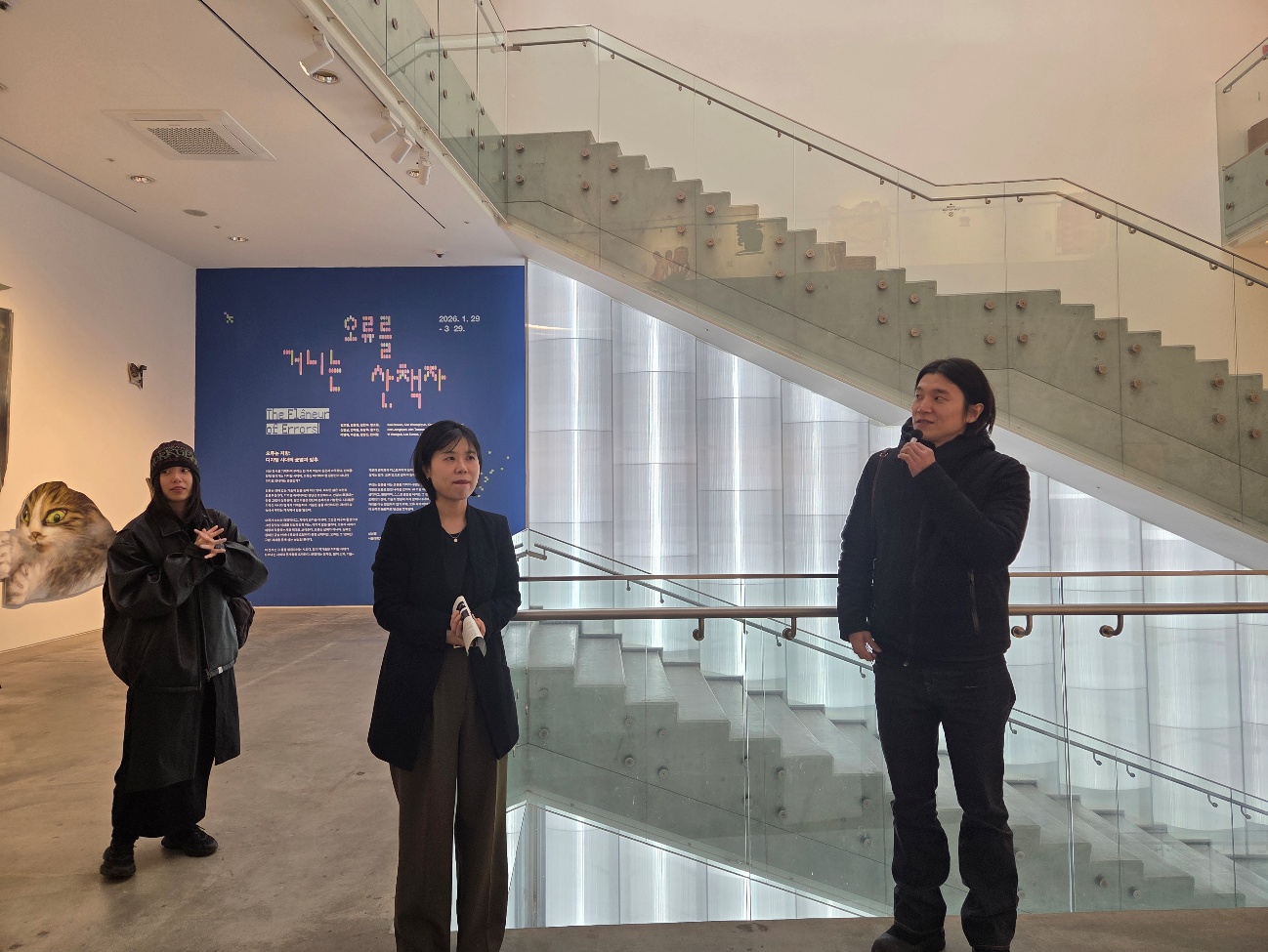 의류, 신발류, 사람, 벽이(가) 표시된 사진

AI 생성 콘텐츠는 정확하지 않을 수 있습니다.