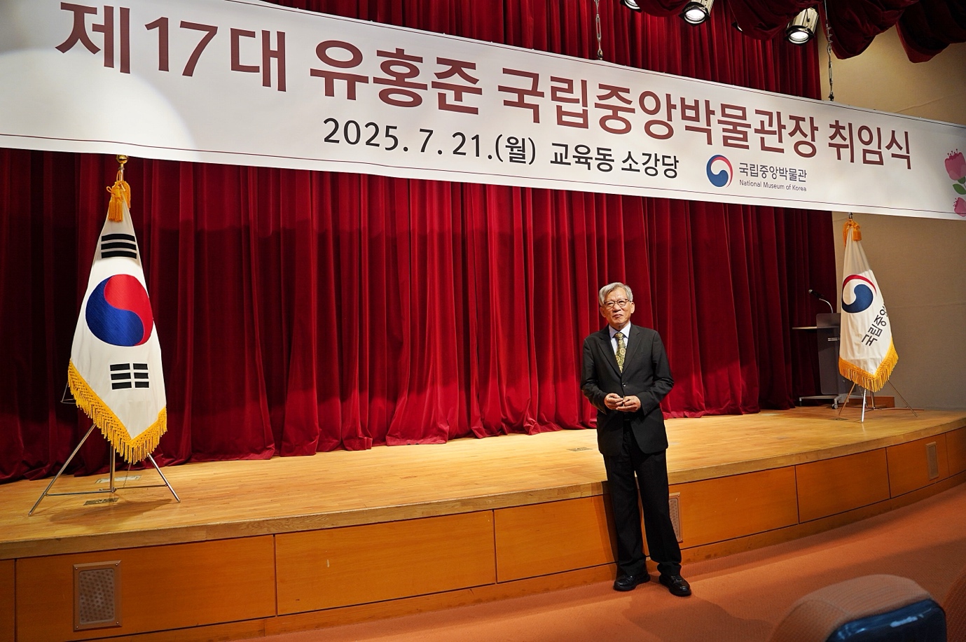 실내, 의류, 극장 커튼, 지휘대이(가) 표시된 사진

AI 생성 콘텐츠는 정확하지 않을 수 있습니다.