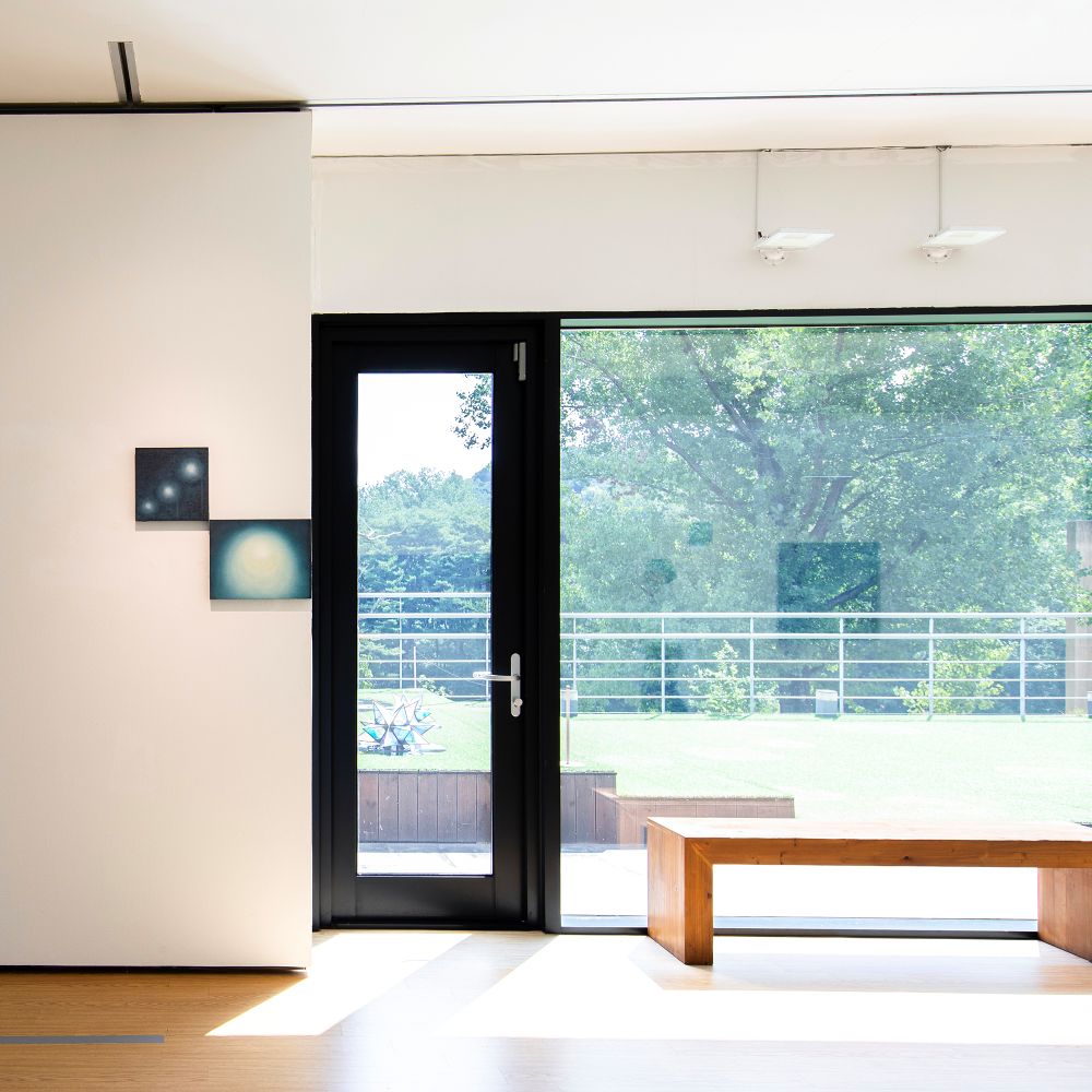 실내, 인테리어 디자인, 창문, 벽이(가) 표시된 사진

AI 생성 콘텐츠는 정확하지 않을 수 있습니다.