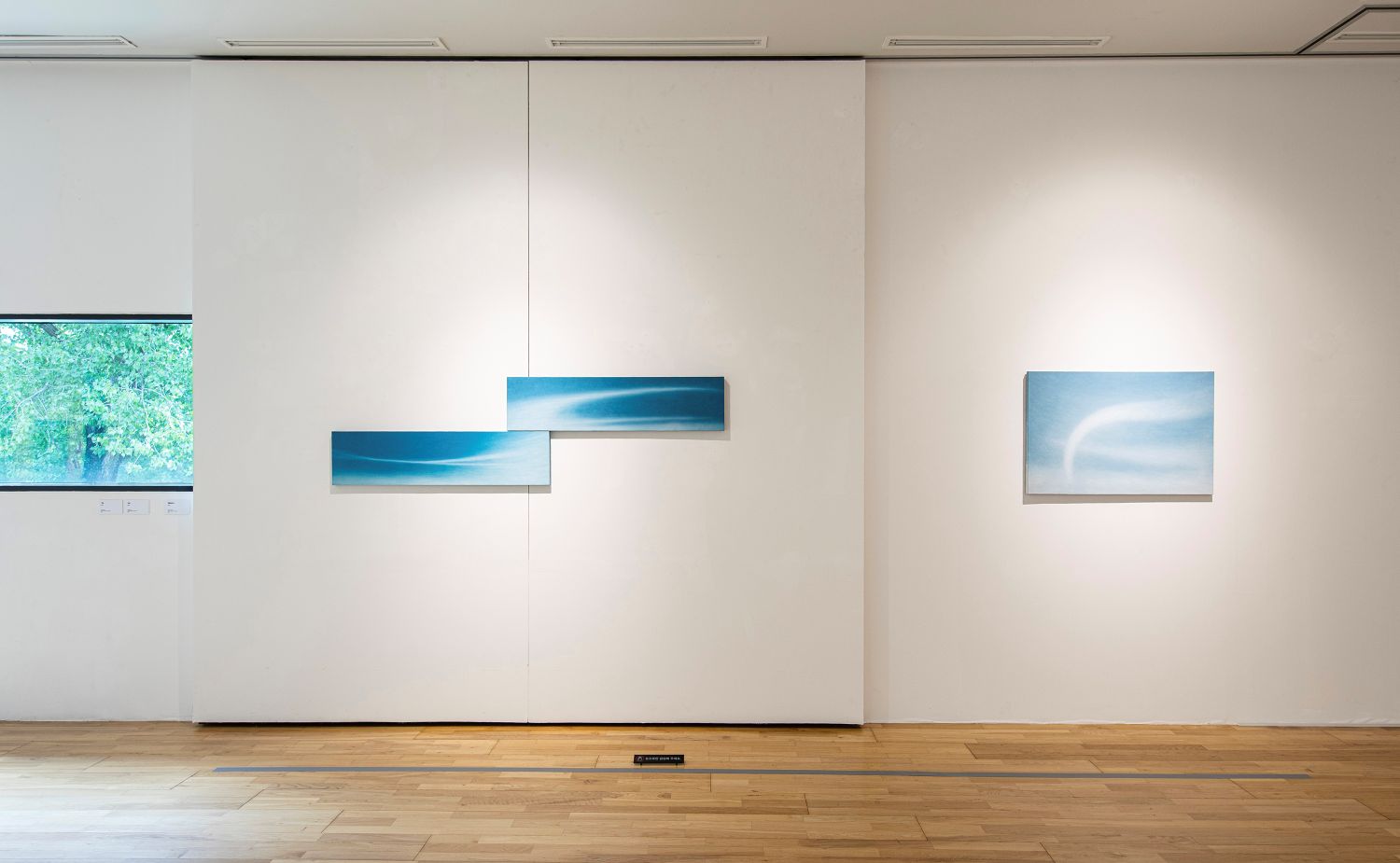 벽, 페인팅, 실내, 아트 갤러리이(가) 표시된 사진

AI 생성 콘텐츠는 정확하지 않을 수 있습니다.