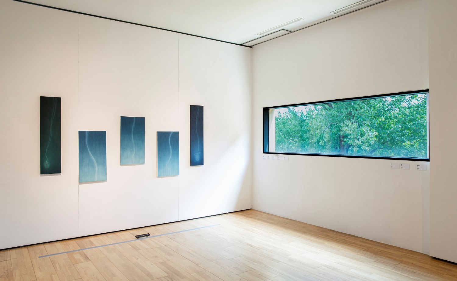 벽, 실내, 페인팅, 사진 액자이(가) 표시된 사진

AI 생성 콘텐츠는 정확하지 않을 수 있습니다.