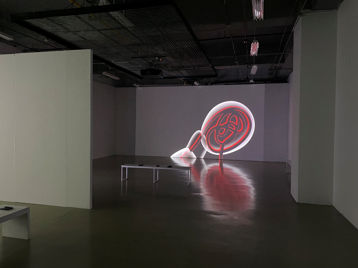 실내, 벽, 바닥, 기계식 선풍기이(가) 표시된 사진

AI 생성 콘텐츠는 정확하지 않을 수 있습니다.