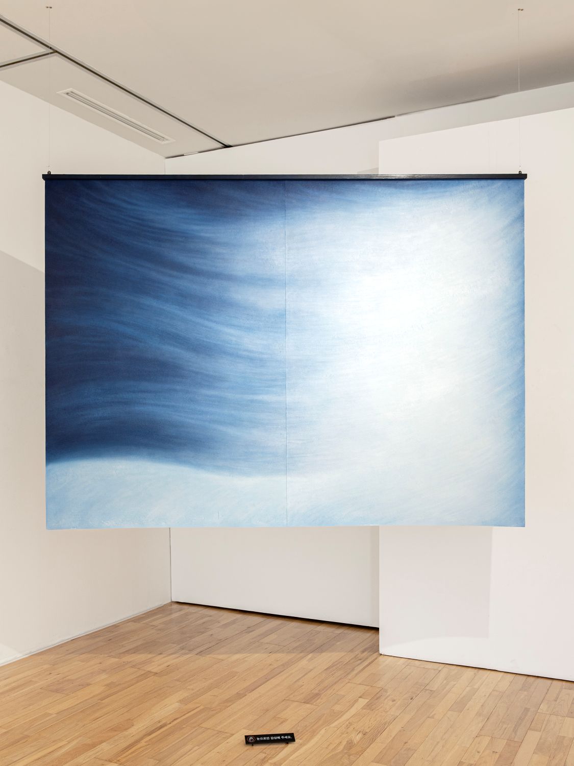 벽, 실내, 예술, 바닥이(가) 표시된 사진

AI 생성 콘텐츠는 정확하지 않을 수 있습니다.