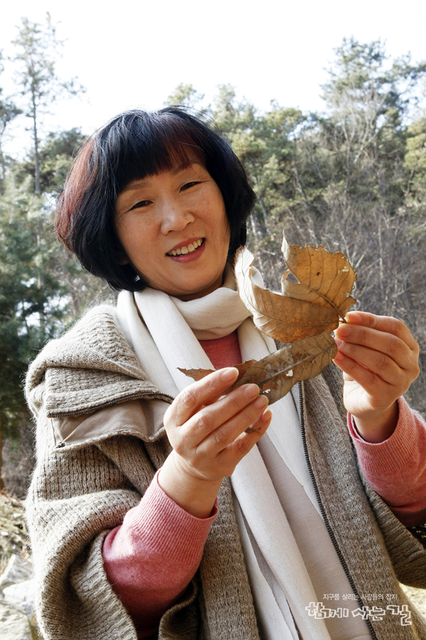천안아산환경연합 회원 윤순옥 씨. 봄 맞으러 오른 숲길에서 지난 가을 내려앉은 낙엽이 그녀의 발길을 붙잡는다