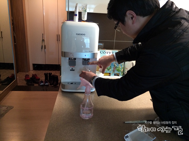 주민들이 가장 많이 사용하는 정수기 수질검사 진행했다. 조사 세대수의 34퍼센트가 식수로 부적합하다는 결과가 나왔다