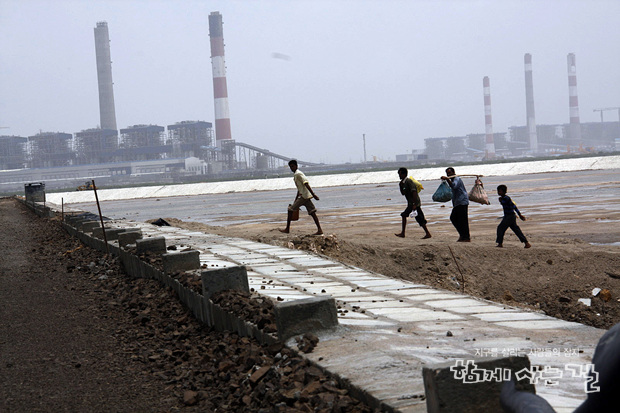 지역 주민과의 사전협의 없이 들어선 문드라 화력발전소는 그들의 삶을 위협하고 있다 ⓒJoe Athialy