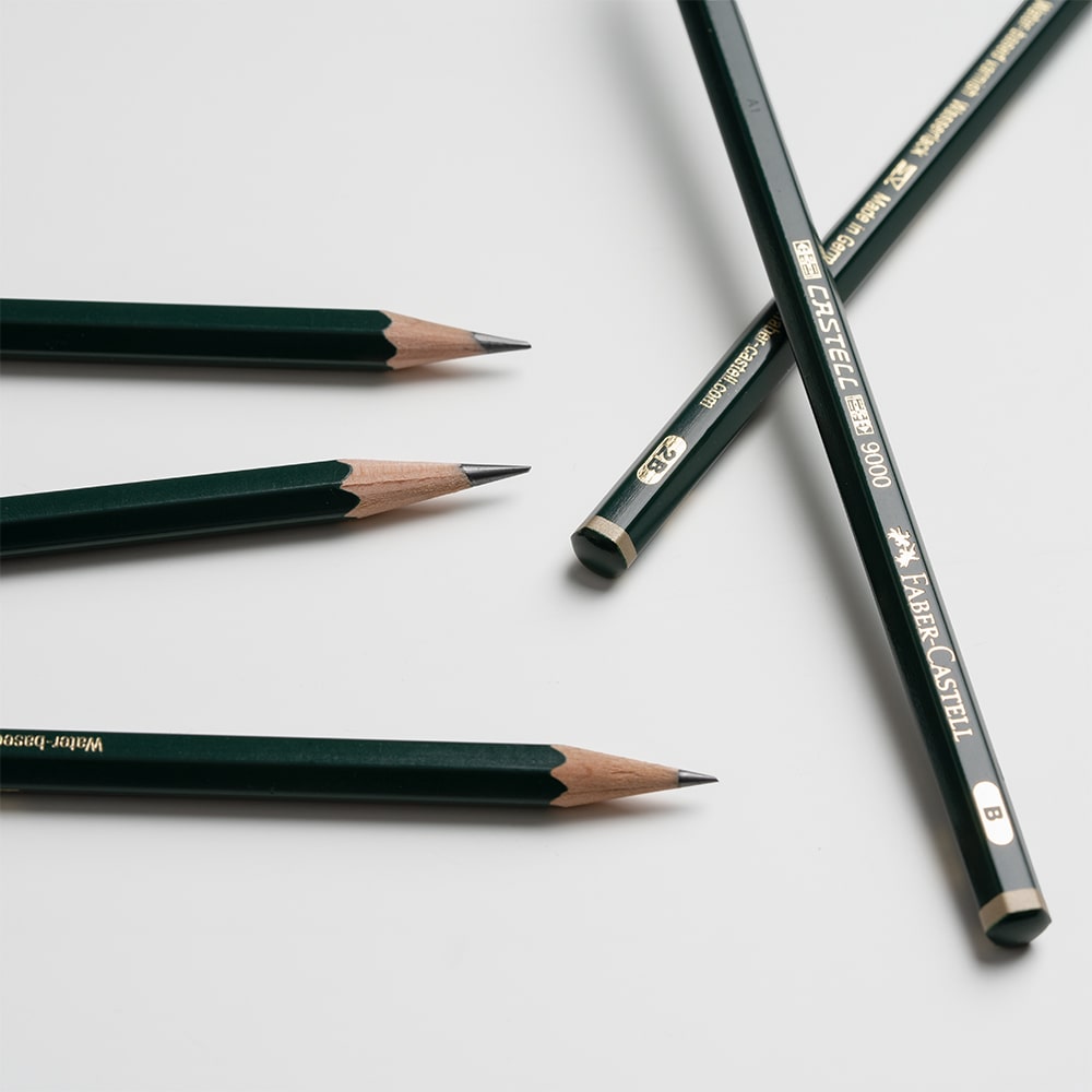 독특한 진한 녹색 바디와 금색 디테일의 클래식하고 아름다운 카스텔 9000 연필