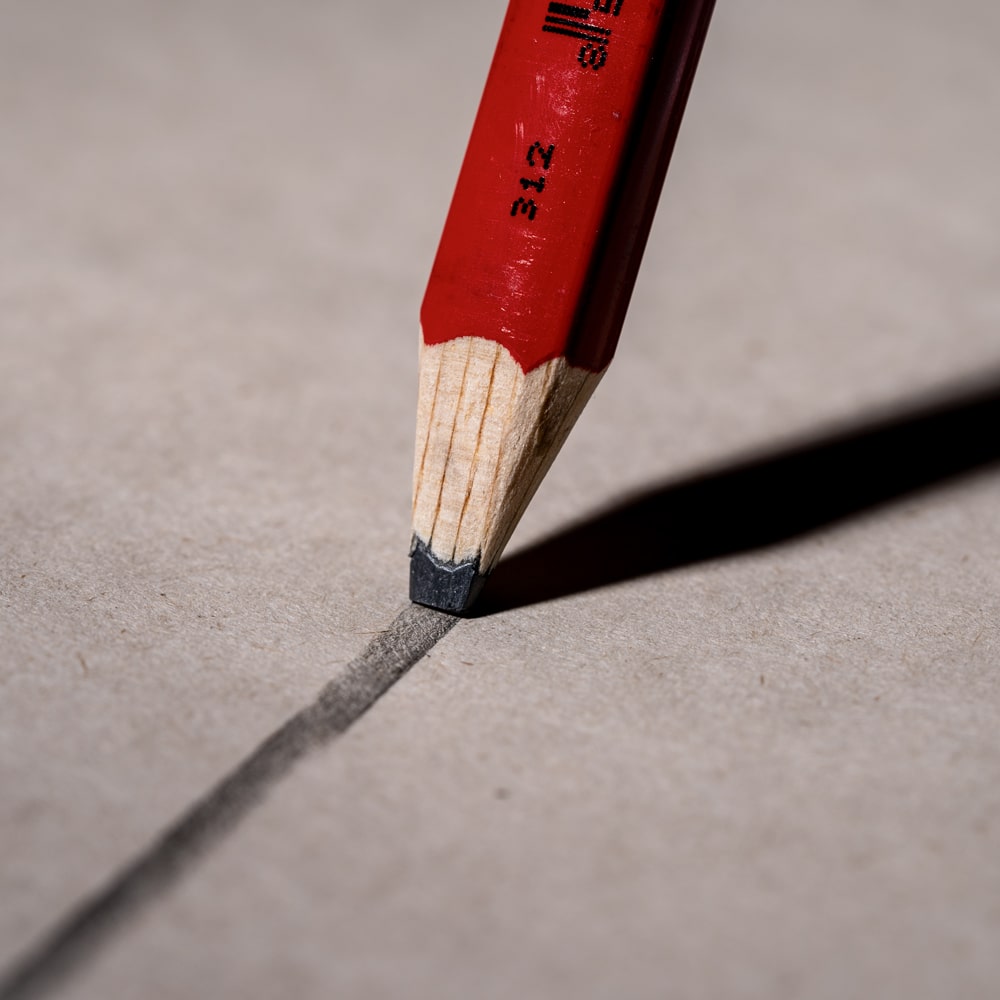 납작한 형태의 카펜터 연필로 넓거나 가늘게 표현할 수 있는 2B 흑연심
