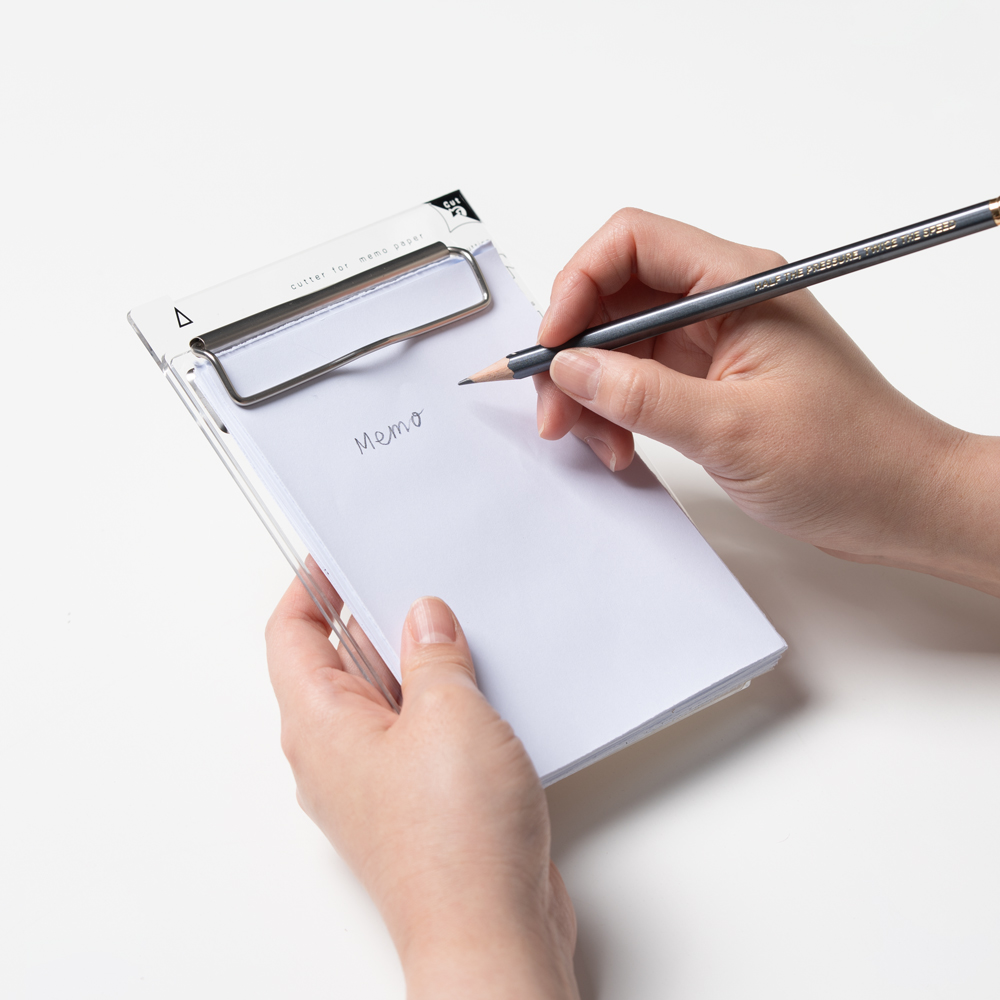 쿠츠와 4분할 종이 커터 - 재활용된 A6 메모지를 클립보드에 끼운 모습
