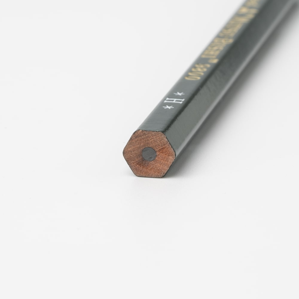 미쓰비시 연필 9800 손목에 무리가 덜 가고 손가락 사이에 잘 맞는 육각형 바디