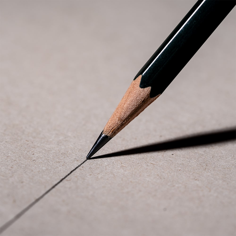 부드러운 그라파이트 연필심은 섬세한 선 작업과 진한 색상 표현이 필요한 예술 작업에 최적화되어 있습니다.