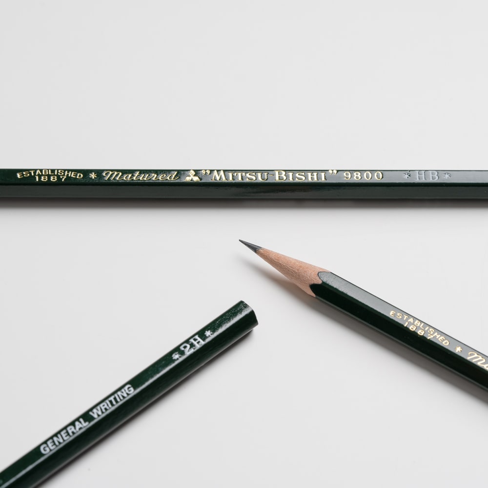 미쓰비시연필 9800 클래식한 디자인의 깊은 포레스트 그린 컬러 외관
