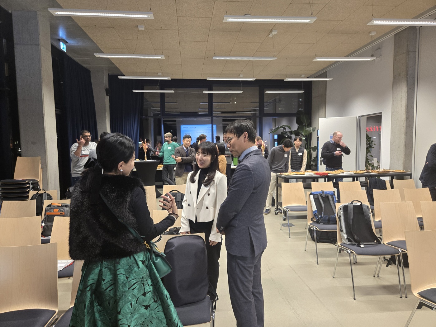 네트워킹 현장, 참가자 간 대화 모습 등