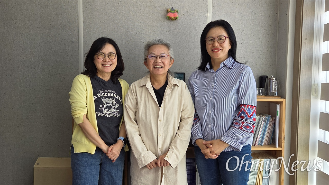 오순옥 서울여성노동자회 상담실장, 김태임·김현주 인천여성노동자회 활동가(왼쪽부터)가 지난 16일 오전 10시 서울 마포구에 위치한 서울여성노동자회 고용평등상담실에서 <오마이뉴스>를 만났다.