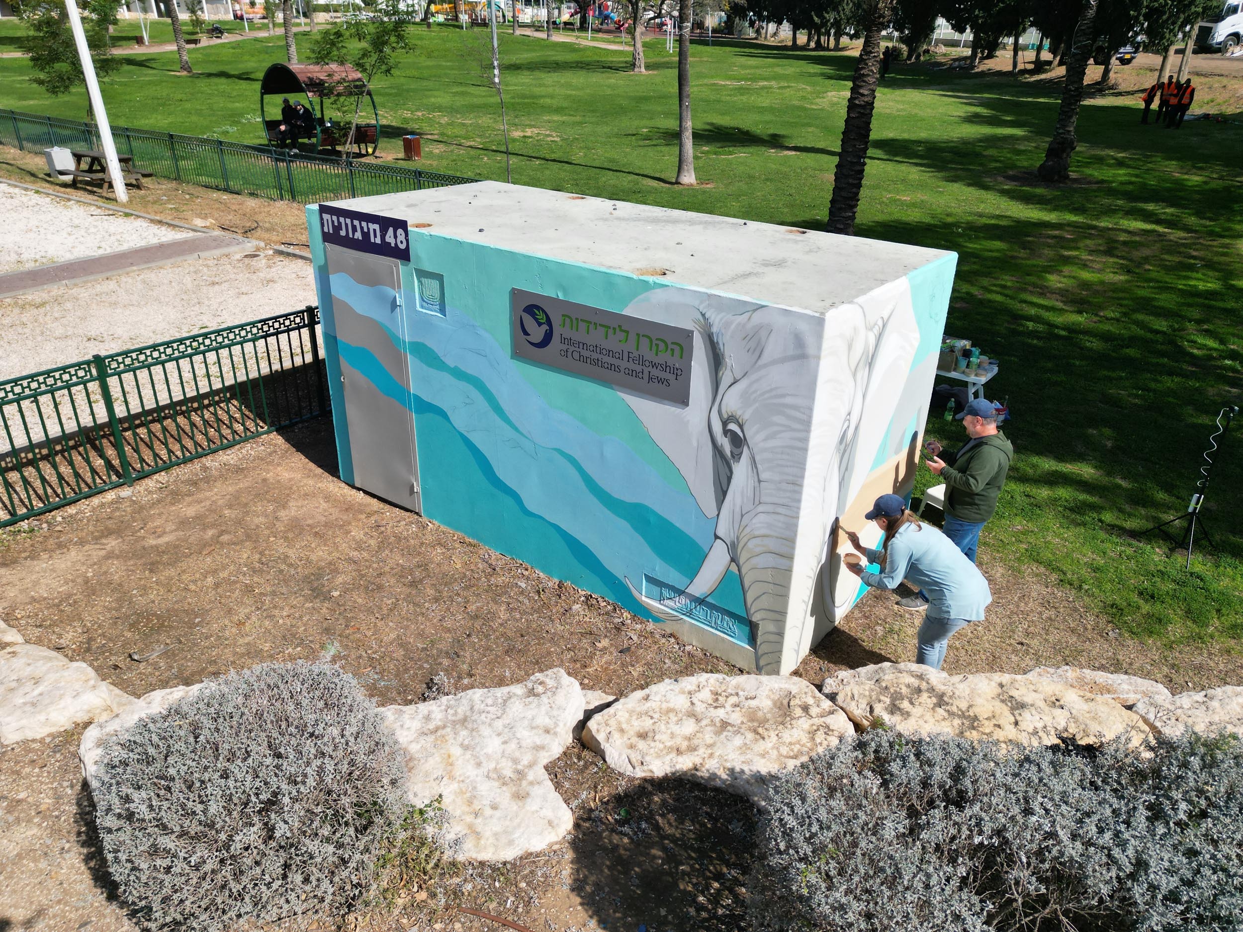 ▲이스라엘 최북단 도시 나하리야 지역의 폭탄 대피소 페인팅 작업.  ⓒ더펠로우십코리아