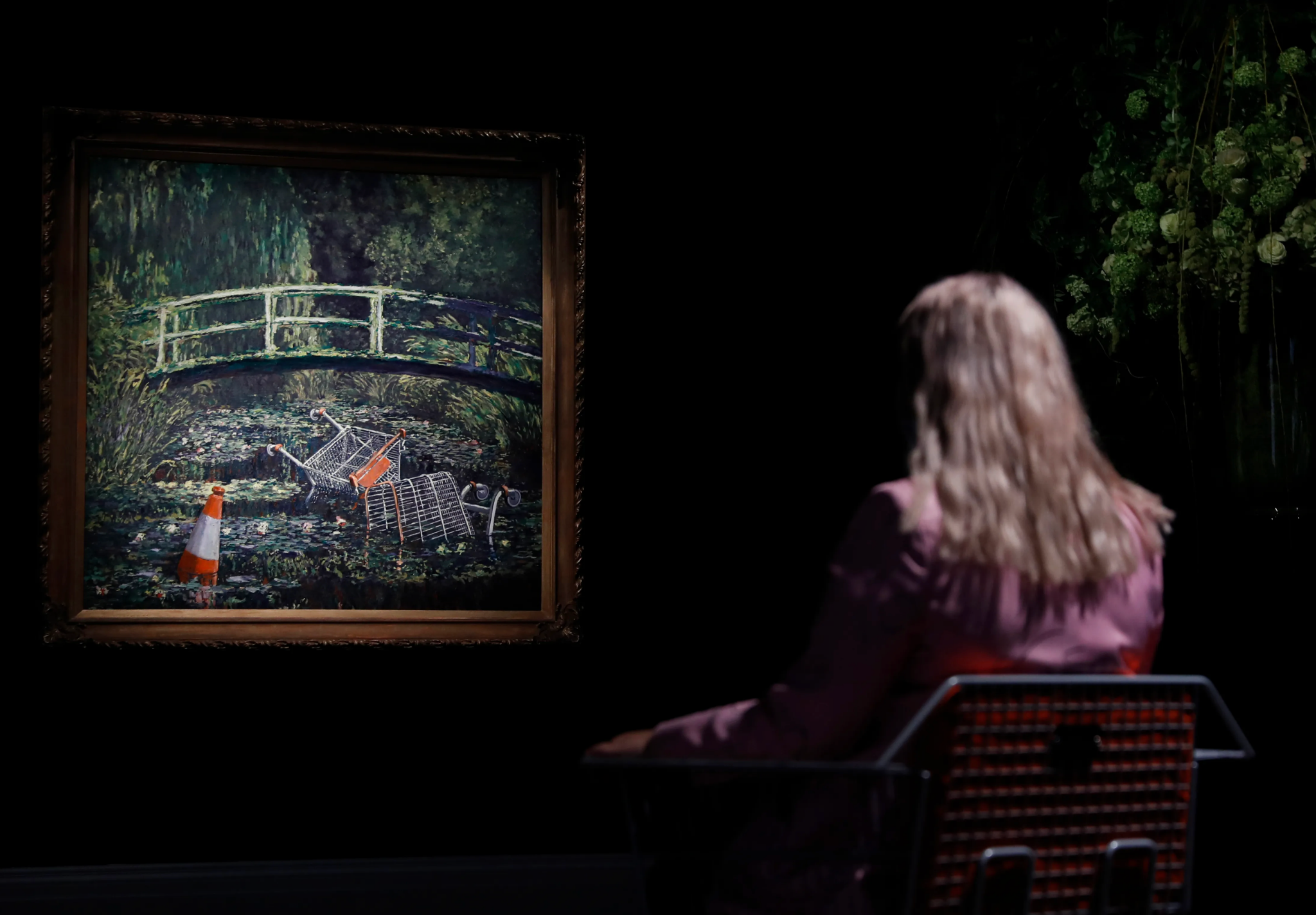 뱅크시 작품을 감상하는 사람