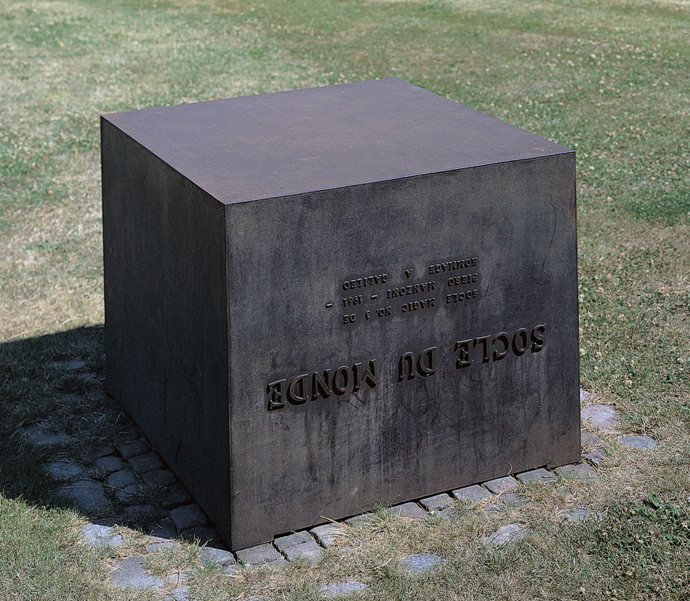 세상의 기반 조각 작품