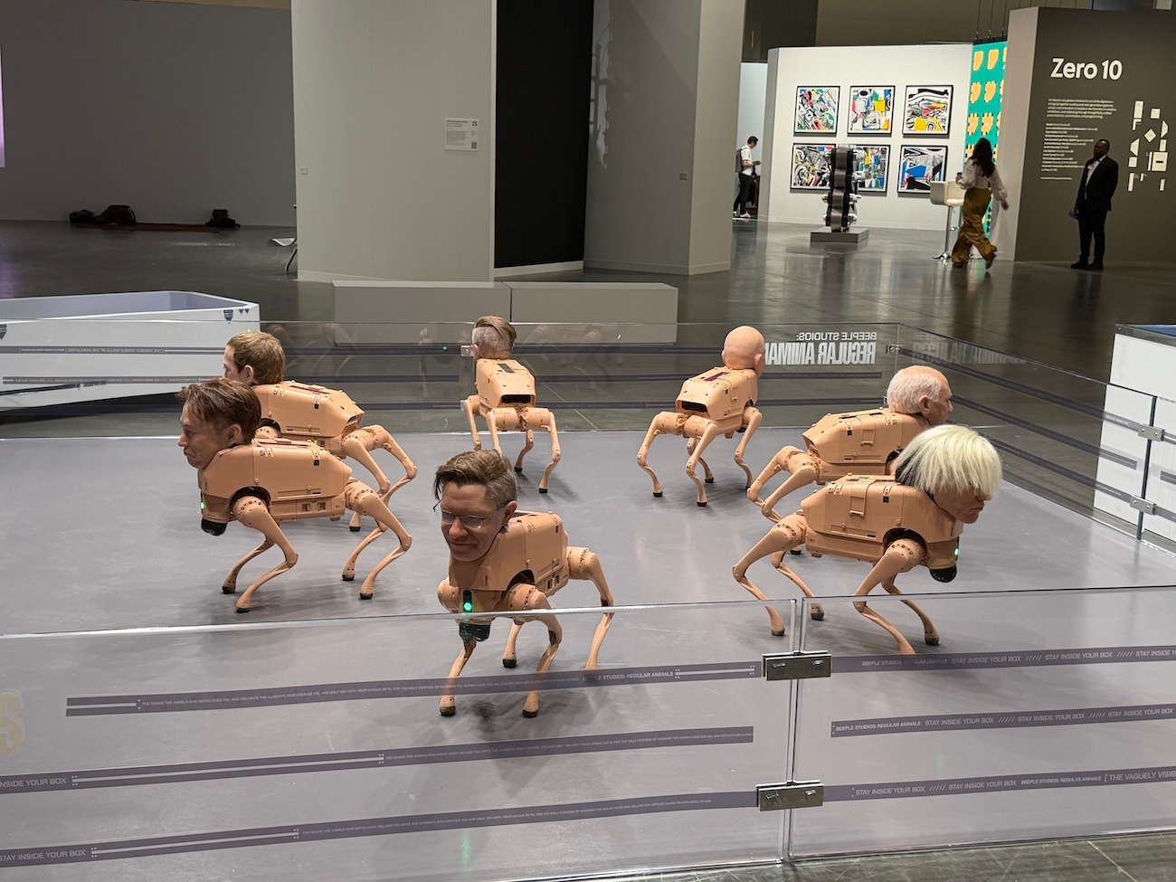 비플의 로봇 개 작품 전시 전경