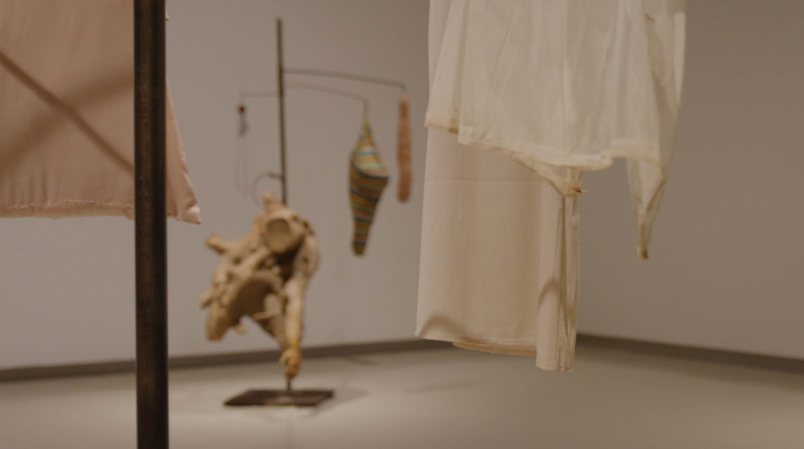 부르주아의 페브릭 작업 전시 전경