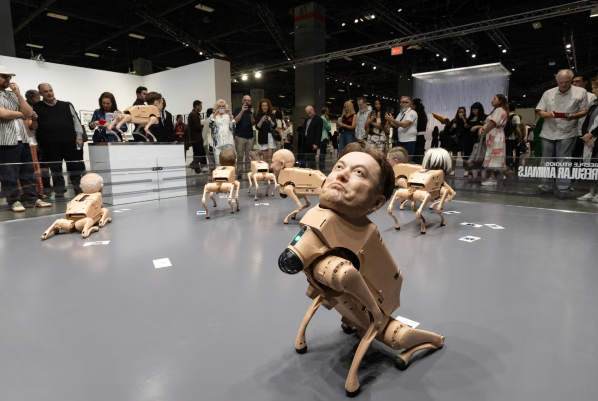 비플의 로봇 개 작품- 일론 머스크