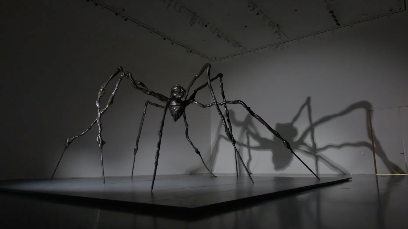 루이스 부르주아 <마망>