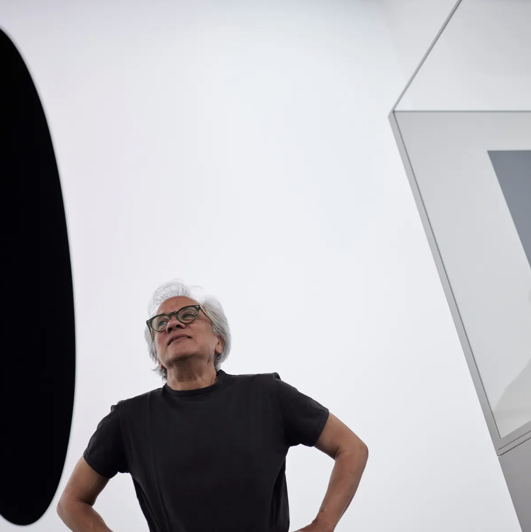 반타블랙을 활용한 본인 작품 옆의 카푸어