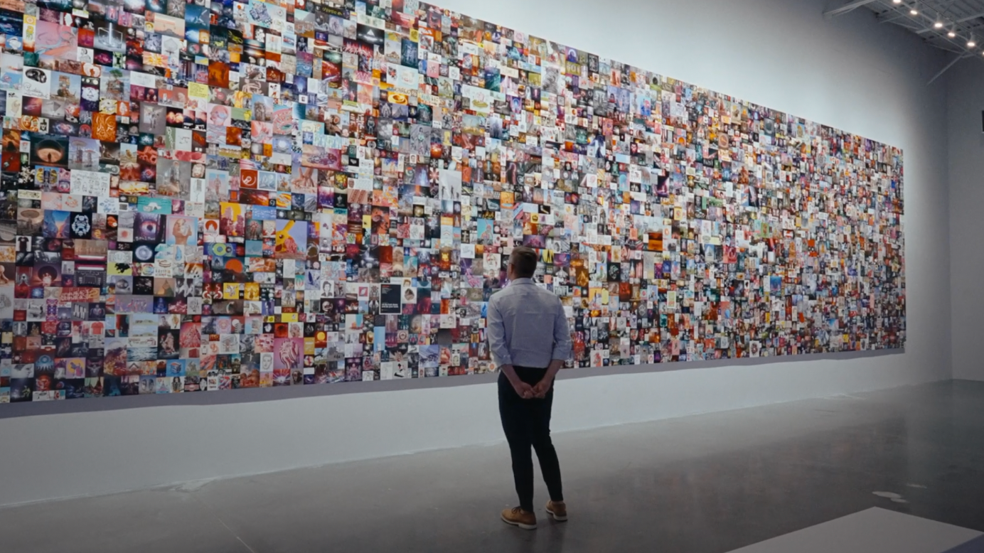 자신의 작품을 바라보는 비플