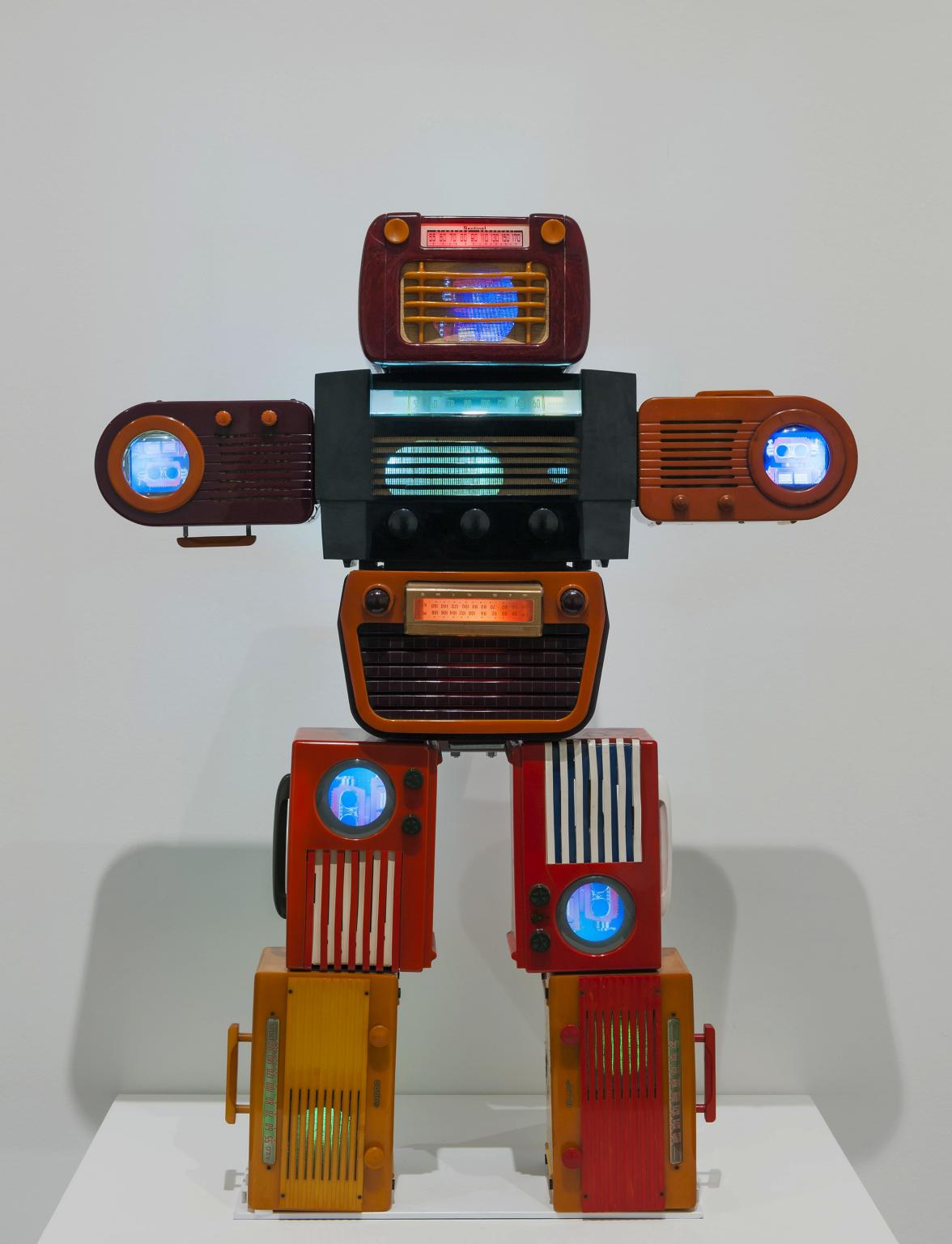 테이트 모던의 백남준 소장품 Bakelite Robot, 2002
