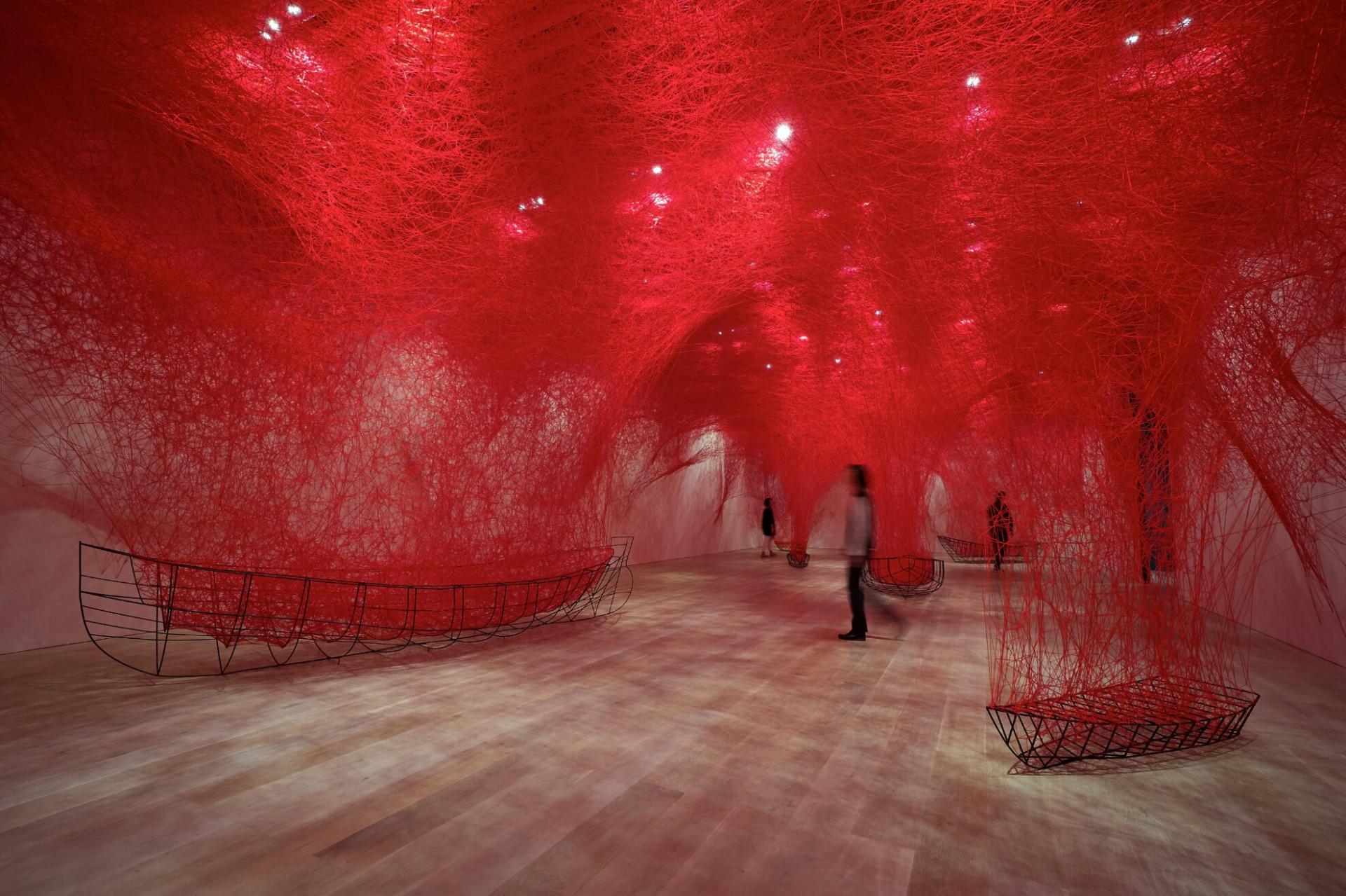 설치미술의 대표 작가 시오타 치하루  © Chiharu Shiota