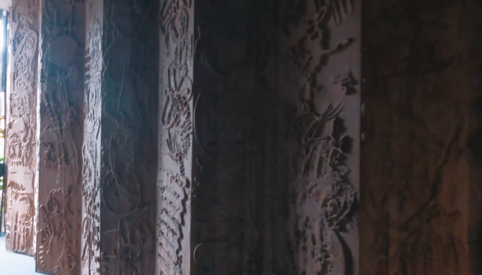 더 하이브 벽면