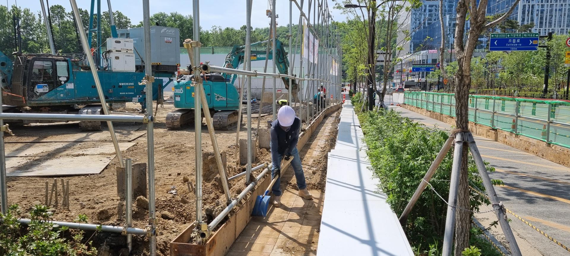 [2023년 5월 25일] 아침조회 안전교육, 가설휀스 이동, 차수장비반입, 배면CIP천공작업 : NCMN 비전센터