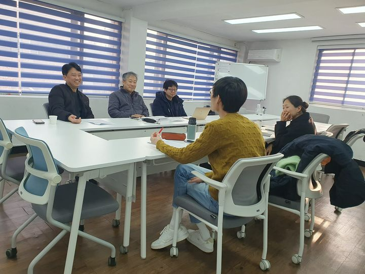 사람 6명, 서 있는 사람, 앉아 있는 사람 및 실내의 이미지일 수 있음