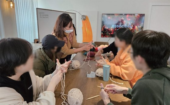 고립·은둔했던 청년들이 한데 모여 뜨개질을 배우고 있다.