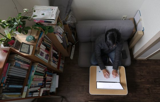 고립 청년 정민호(가명·34)씨가 6일 오후 자택에서 글을 쓰고 있다. 강정현 기자