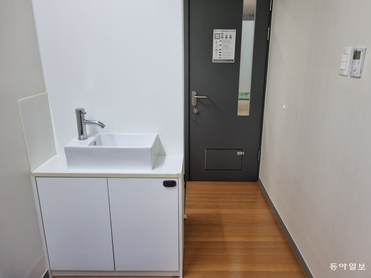 1평(약 3.3㎡) 남짓한 방에는 화장실과 세면대, 작은 책상만 있었다. 밖에서 잠글 수 있는 문 아래편에는 식사를 받을 수 있는 작은 배식구가 달려 있었다. 홍천=주현우 기자 woojoo@donga.com