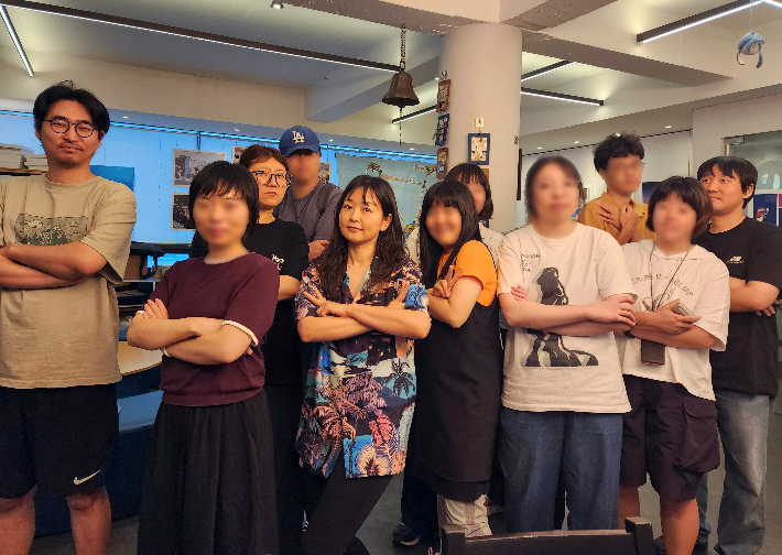 신동욱 감독(맨 왼쪽)과 서영주 배우(왼쪽에서 세번째)의 지도로 진행된 '2025 연극영화놀이 창작워크숍'. 리커버리예술단 제공