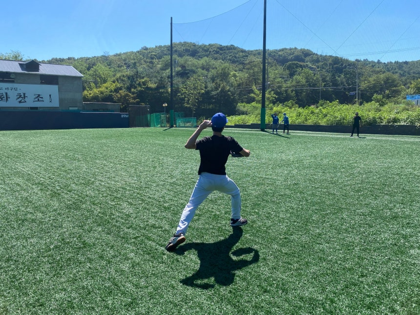 '리커버리 야구단' 소속 청년들이 야구 훈련을 하고 있다./푸른고래리커버리센터