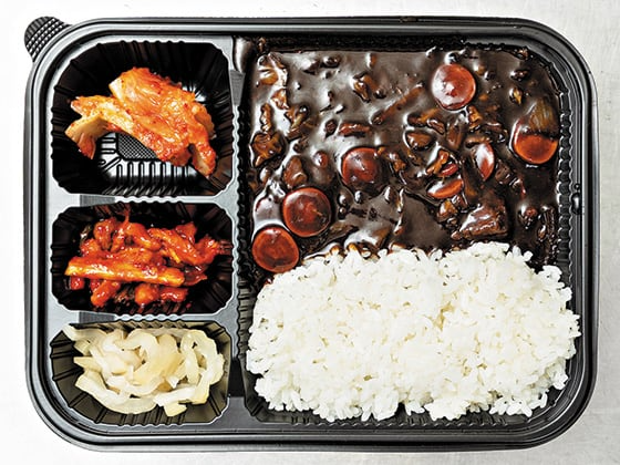 바하밥집에서 만든 자장밥 도시락. 자장에만 재료를 5가지 이상 넣었다.