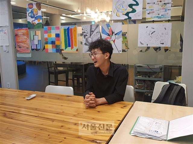 송씨가 지난 6일 서울 성북구 보문동 푸른고래 리커버리센터에서 고립에서 탈출할 당시의 심경을 전하고 있다. 신형철 기자