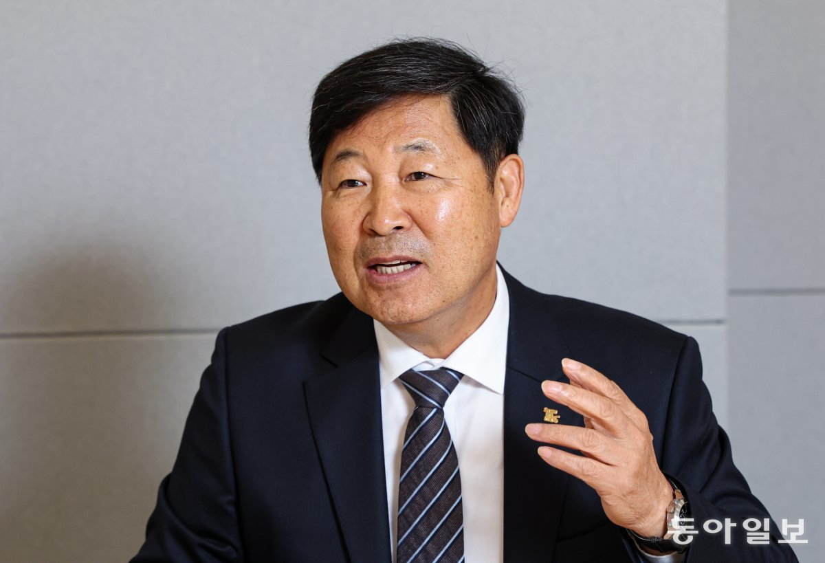 리커버리 야구단을 이끌고 있는 이만수 헐크파운데이션 이사장이 지난달 2일 제주에서 열린 ‘서귀포 브라더스’와의 친선 경기를 앞두고
청년들을 지도하고 있다(위쪽 사진). 11일 서울 종로구 동아미디어센터에서 동아일보와 인터뷰하는 이만수 이사장. 서울시
제공·이한결 기자 always@donga.com