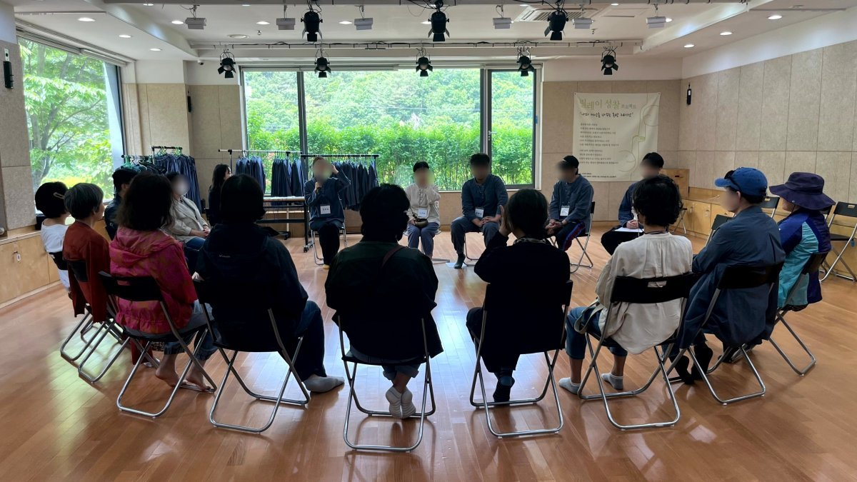 26일 오전 강원 홍천군 행복공장수련원 빈숲에서 ‘고립 청(소)년 부모교육’ 1기에 참여한 부모 16명이 주최 측으로부터 설명을 듣고 있다. 사단법인 푸른고래 리커버리센터 제공
