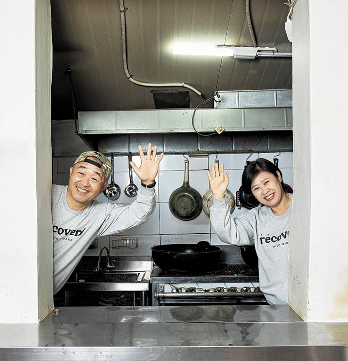 김현일·김옥란씨 부부가 노숙인을 위한 도시락을 다 만들고 나서 부엌 한편에 섰다. 부부는 “IMF 위기를 겪으며 평범하게 세끼 밥 먹고, 돌아갈 집이 있다는 게 얼마나 거룩하고 위대한 일인지 배웠다”고 했다. 부부가