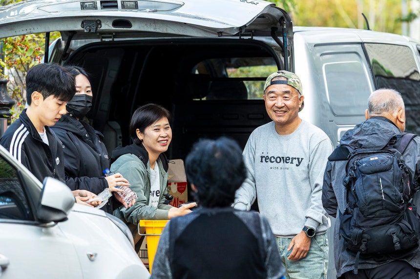 지난달 23일 오후 5시 서울 성북천 인근에서 부부와 봉사자들이 배식하는 모습. 부부가 “맛있게 드시라”고 인사하자, 노숙인들은 연신 “고맙다”고 고개를 숙였다. /양수열 영상미디어 기자