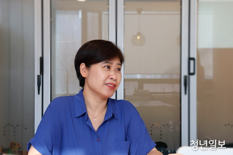 김옥란 푸른고래 리커버리센터장은 고립된 청년들이 건강하게 사회 구성원이 될 수 있도록 내적 회복을 돕고, 자립에 대한 동기를 부여하며, 함께 따뜻한 세상을 만들어가자는 취지로 '푸른고래 리커버리센터'를 설립하게 됐다고 설명했다. [사진=청년일보]