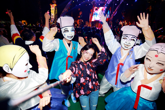 enjoy-yourself-at-the-andong-mask-dance-festival-outingkorea