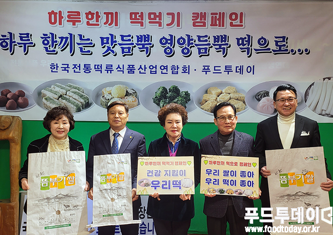 (왼쪽부터) 구재숙 뉴시니어 사장, 이은만 한국쌀전업농중앙회 회장, 김순자 한성식품 대표, 유경배 한국전통떡류식품산업연합회 회장, 장순용 월드시니어 대표