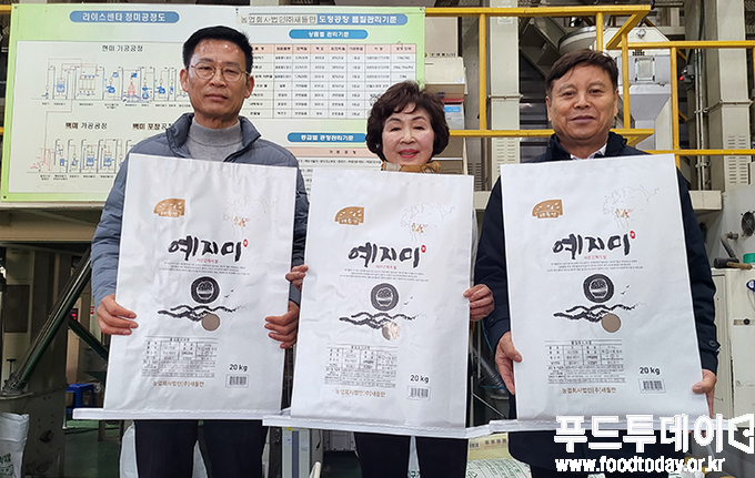 (왼쪽부터) 이창기 새들만 사장(사진 좌)과 구재숙 뉴시니어 사장, 이은만 한국쌀전업농중앙회 회장이 서산 간척지 쌀을 홍보하고 있다.
