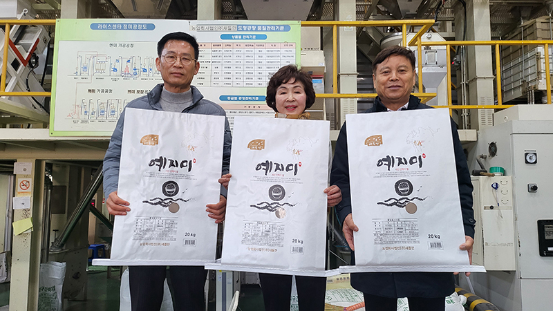 이창기 새들만 사장(사진 좌)과 구재숙 뉴시니어 사장, 이은만 한국쌀전업농중앙회 회장이 서산 간척지 쌀을 홍보하고 있다.