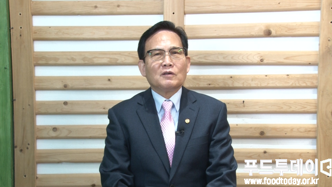 유경배 한국전통떡류식품산업연합회장이 푸드투데이 창간 21주년 인터뷰를 하고 있다.
