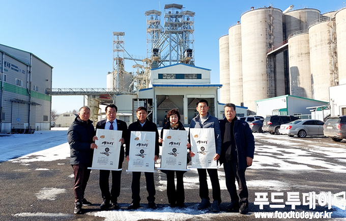 (왼쪽부터) 서산 간척지쌀 도정공장을 배경으로 친환경 뜸부기쌀을 홍보하는 나철호 문화탐방가, 황백연 농업인, 이은만 한국쌀전업농중앙회 회장, 구재숙 뉴시니어 사장, 이창기 새들만 사장, 황창연 푸드투데이 대표 